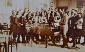 1931-1933 Hölgy zongorával és énekkar zongorával, 2 db fotó, 11x6 és 9x14 cm