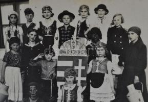 cca 1920-1930 'Borcsa Amerikában' gyermek színdarab napközi otthonban, csoportkép, 9x12 cm