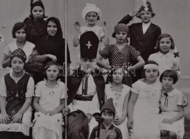 cca 1920-1930 Gyermek színjátszók jelmezekben, 8,5x13,5 cm