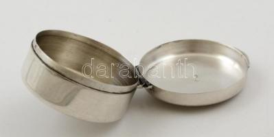 Ezüst (Ag.) szelence "K. F." monogrammal, jelzett, d: 3,5 cm, nettó 25 g