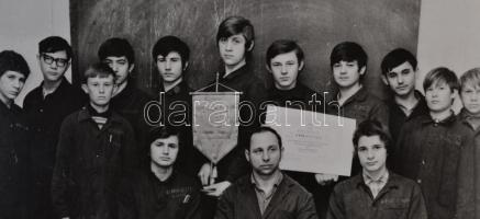 cca 1970 Villanyszerelő tanműhely, Kiváló Tanműhely mozgalomban elért II. helyezett, 3 db fotó, 9x14...