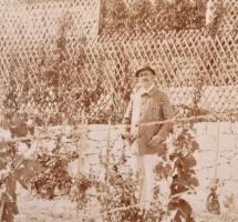 cca 1900 Szőlősgazda a birtokán, fotó kartonra ragasztva, 20x25 cm