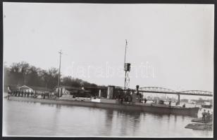 Az M jelű (Barsch) őrnaszád, a Dunai Flottilla hajója az újpesti öbölben, 1915-ben. Eredeti negatív 1980-as évekbeli nagyítása 24x16 cm