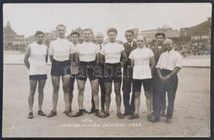 Az 1929-es kerékpáros csapatbajnokság győztes csapata, az MTK a Millenárison. Szüts József (1910-1937) egyéni bajnok sportoló hagyatékából. 14x9 cm