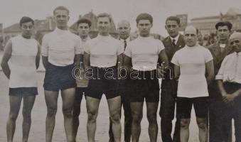 Az 1929-es kerékpáros csapatbajnokság győztes csapata, az MTK a Millenárison. Szüts József (1910-193...