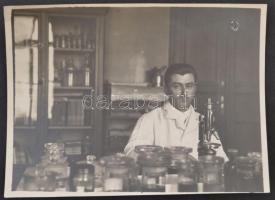 cca 1925 dr. Kiss Ferenc anatómia professzor (1889-1966) laboratóriumában. 11x8 cm