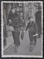cca 1930 Zsidó férfi Bukarest utcáján. / Jewish person in Bucharest. 6x9 cm