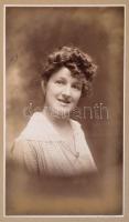 1919 Hölgy portréja, Goszleth István műterméből, aláírva, kartonra ragasztva, képméret: 19x11 cm, karton mérete: 33x25 cm
