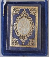 Quran. Al-Salamiya, 1927. Díszes műbőr kötésben, díszdobozban, jó állapotban.