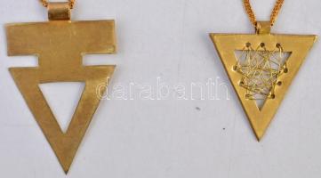 2 pár sárgaréz háromszög alakú medállal díszített nyaklánc, jó állapotban, h: 50 cm
