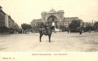 Budapest VII. Keleti Pályaudvar, lovas csendőr, villamos