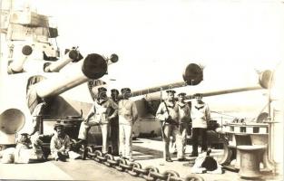 SMS Szent István, a K.u.K. haditengerészet Tegethoff-osztály csatahajója, matrózok a fedélzeten löveg előtt / K.u.K. Kriegsmarine, mariners on board, group photo
