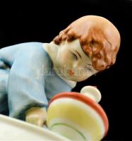 Zsolnay búgócsigás kisfiú, kézzel festett, jelzett, apró kopásnyomokkal, m: 12,5 cm