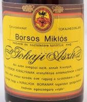 1975 3 puttonyos Tokaji Aszú Borsos Miklós szobrásznak névre szólóan palackozva. Bontatlan palack bo...