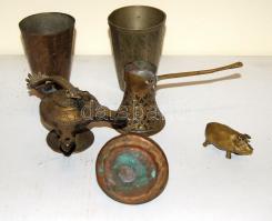 Apró réztárgyak : 2 pohár, hamutartó, söszóró, csörgő, mécses (törött)