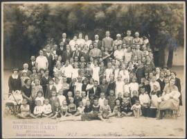 1927 A Magyarországi Munkások Gyermekbarát Egyesületének szegedi 29. számú helyi csoportja nyaraltatási akciója, csoportképe, feliratozva, sarkain törésnyomokkal, 17x23 cm