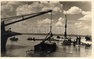 1933 Siófok, az augusztus 16-án elsüllyedt Badacsony gőzös kiemelése a mólónál. Nagy István fényképész, photo