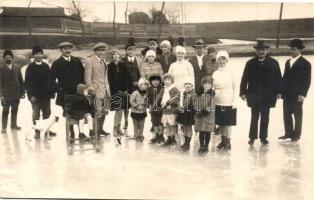 1929 Szeghalom, korcsolyázó társaság a befagyott tó jegén, photo