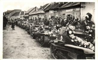 1938 Fülek, Filakovo; bevonulás, virágokkal díszített tankok / entry of the Hungarian troops, tanks decorated with flowers