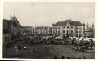 1938 Léva, Levice; bevonulás, piac, Singer Izidor, Ignác Trebitsch, Pál L., Vámos, Borcsányi és Csermák és Kürti üzlete / entry of the Hungarian troops, market, shops, autobus, So. Stpl