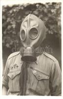 A 36. magyar cserkész légoltalmi népálarc / Hungarian scout with air raid gas mask, photo