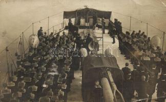 1916 SMS Kaiserin und Königin Maria Theresia az Osztrák-Magyar Monarchia haditengerészetének egyik páncélos cirkálója, tábori mise a hadihajó fedélzetén matrózokkal / K.u.K. Kriegsmarine, field mass on board with mariners, photo (fa)