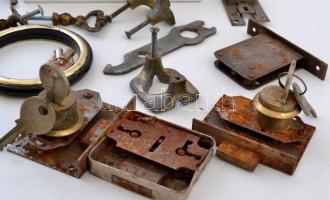 Zárak, betétek, kulcsok stb, kb 30 db