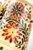 cca 1890 Fischer Ignác korsó, kézzel festett, aranyozott porcelánfajansz,  arany festés több helyen ...
