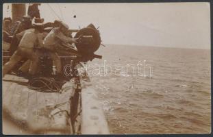 1915 Osztrák-magyar haditengerészet, matrózok aknát dobnak az SMS Blitz (?) fedélzetéről / K.u.K. Kriegsmarine, mariners throwing mine from SMS Blitz (?), photo (EK)