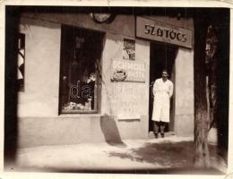 Budapest XXI. Csepel, Petőfi utca 57. Chlebovecz Kálmán szatócs üzlete, az üzlet előtt Chlebovecz, Schmoll Pasta reklám, photo (kis szakadás / small tear)