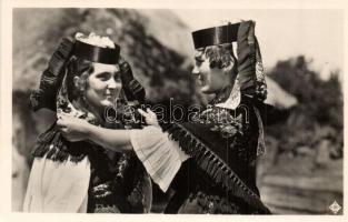 40 db RÉGI magyar népviseletes motívumlap, főleg megíratlan / 40 pre-1945 Hungarian folklore motive ...