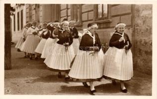 40 db RÉGI magyar népviseletes motívumlap, főleg megíratlan / 40 pre-1945 Hungarian folklore motive ...