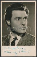 Sárdy János (1907-1969) magyar operaénekes (tenor), színész aláírása az őt ábrázoló fotón, 14x9 cm.