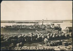 cca 1915 Belgrádi kikötő, az Est lap pecsétjével, feliratozott vintage fotó, egyik sarkán hiánnyal, 11x16 cm