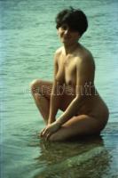 cca 1980 Vízparti fotósorozat, 25 db szoldian erotikus negatív felvétel, 24x36 mm