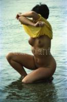 cca 1980 Vízparti fotósorozat, 25 db szoldian erotikus negatív felvétel, 24x36 mm