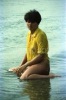 cca 1980 Vízparti fotósorozat, 25 db szoldian erotikus negatív felvétel, 24x36 mm