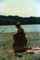 cca 1980 Vízparti fotósorozat, 25 db szoldian erotikus negatív felvétel, 24x36 mm