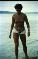 cca 1980 Vízparti fotósorozat, 25 db szoldian erotikus negatív felvétel, 24x36 mm