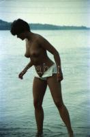 cca 1980 Vízparti fotósorozat, 25 db szoldian erotikus negatív felvétel, 24x36 mm