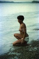 cca 1980 Vízparti fotósorozat, 25 db szoldian erotikus negatív felvétel, 24x36 mm