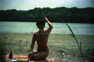 cca 1980 Vízparti fotósorozat, 25 db szoldian erotikus negatív felvétel, 24x36 mm