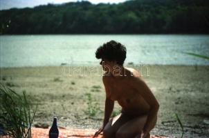 cca 1980 Vízparti fotósorozat, 25 db szoldian erotikus negatív felvétel, 24x36 mm