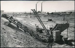 cca 1965 Kóny, téglagyár, feliratozott vintage fotó, 10x16 cm