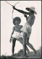 cca 1940 Nyilas fénykép az Amazonas vidékéről, németül feliatozott vintage fotó, az Ünnep c. lapban publikálva, 18x13 cm