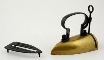 Régi vasaló, réz, vas nehezékkel, kis vas talapzattal 21×16 cm