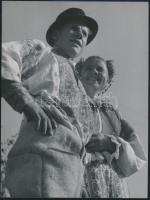 cca 1964 Botta Ferenc (1919-1968): Szlovák népviselet, 2 db vintage fotó, az egyik feliratozott, 24x18 cm