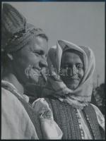 cca 1964 Botta Ferenc (1919-1968): Szlovák népviselet, 2 db vintage fotó, az egyik feliratozott, 24x...