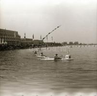 cca 1930 Budapest, élet a Dunán és a két partján, korabeli vintage negatívokról készült 11 db mai na...