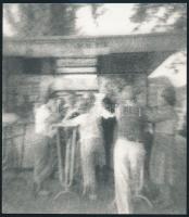 1986 Tóth István: Balatoni büfé, feliratozott, vintage fotóművészeti alkotás, 19,5x17 cm